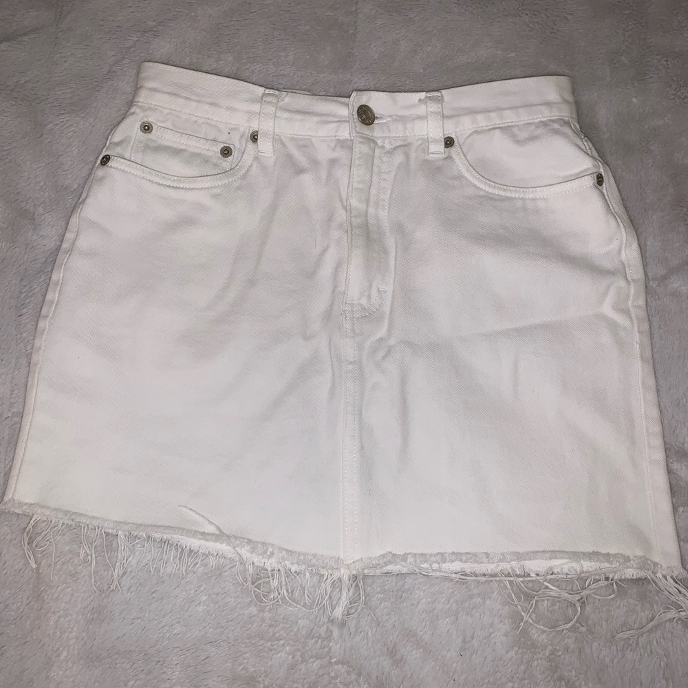 White denim skirt!
